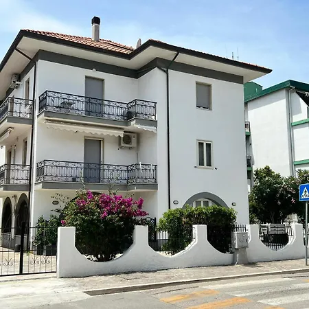 Perla Marina ואסטו